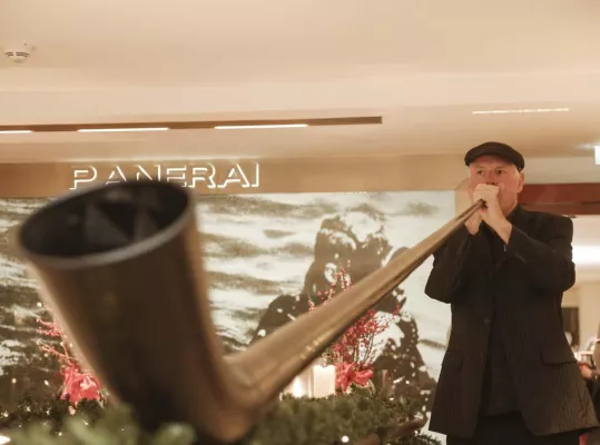 Bild: Alphörner von Alpcologne: Juwelier Rüschenbeck lud zum weihnachtlichen Alpenglühen