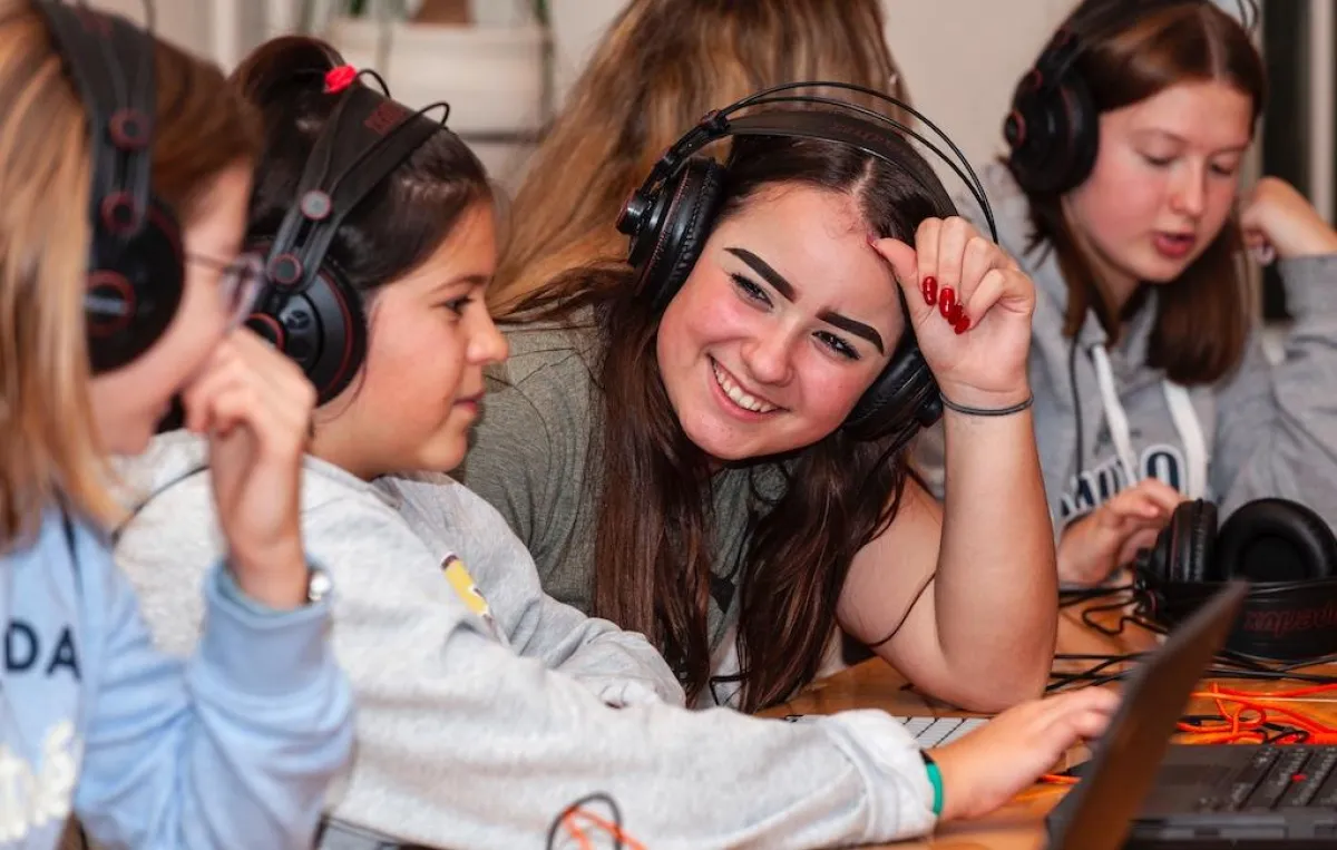 Strahlende Schülerin beim Musikunterricht