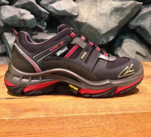 Schuhe mit Autogramm für den guten Zweck Bild: Schuhe mit Autogramm für den guten Zweck