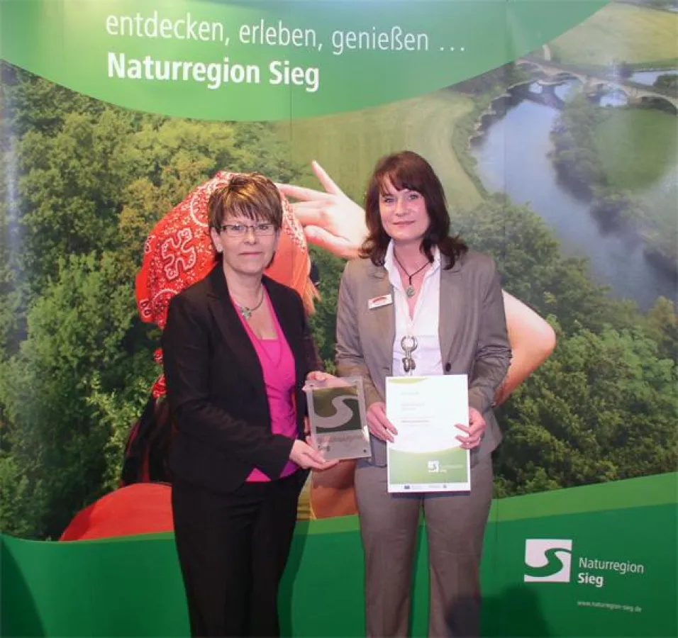 Rechts: Silvana Collis (Betriebsleiterin Hotel Burgcafé) - Links: Andrea Thiel (Gemeinde Windeck)