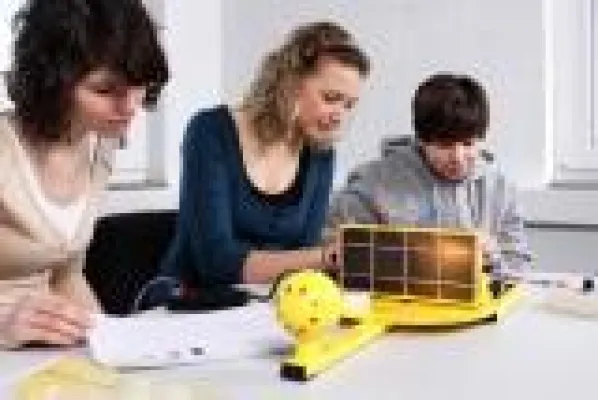 Bundesweite Schulaktion 'Experimentieren mit Sonnenenergie": IKS Photovoltaik verlost PV-Trainingssysteme Bild: Bundesweite Schulaktion 'Experimentieren mit Sonnenenergie": IKS Photovoltaik verlost PV-Trainingssysteme