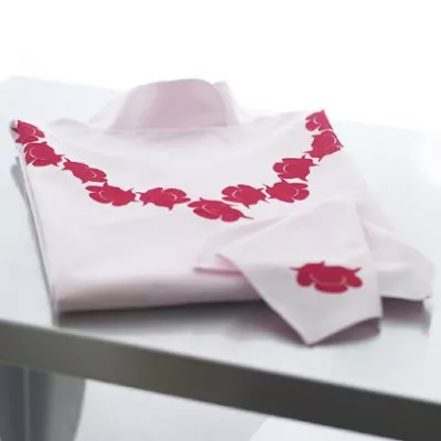 Bild: Zarte Begleiter für die letzte Reise - Afra Banach entwirft schlichte, würdevolle Abschiedstalare