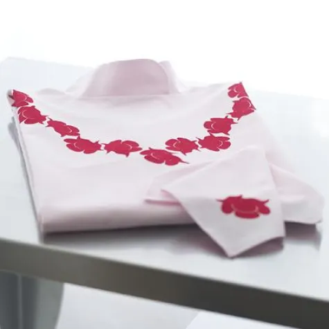 Bild: Zarte Begleiter für die letzte Reise - Afra Banach entwirft schlichte, würdevolle Abschiedstalare