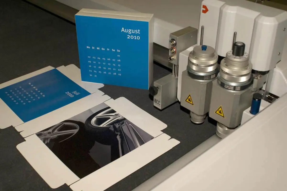 Mosaik-Wandkalender werden auf dem Schneideplotter geschnitten und gerillt. Üblicherweise wird dieses Druck-Produkt in der Auflage 1 bestellt.