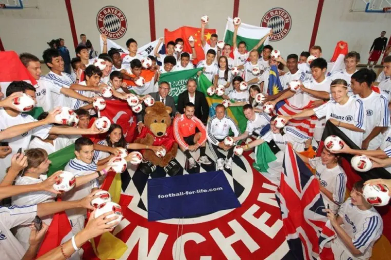 Allianz Junior Football Camp: Fünftägiges Fußball-Abenteuer für 63 Jugendliche aus aller Welt Bild: Allianz Junior Football Camp: Fünftägiges Fußball-Abenteuer für 63 Jugendliche aus aller Welt