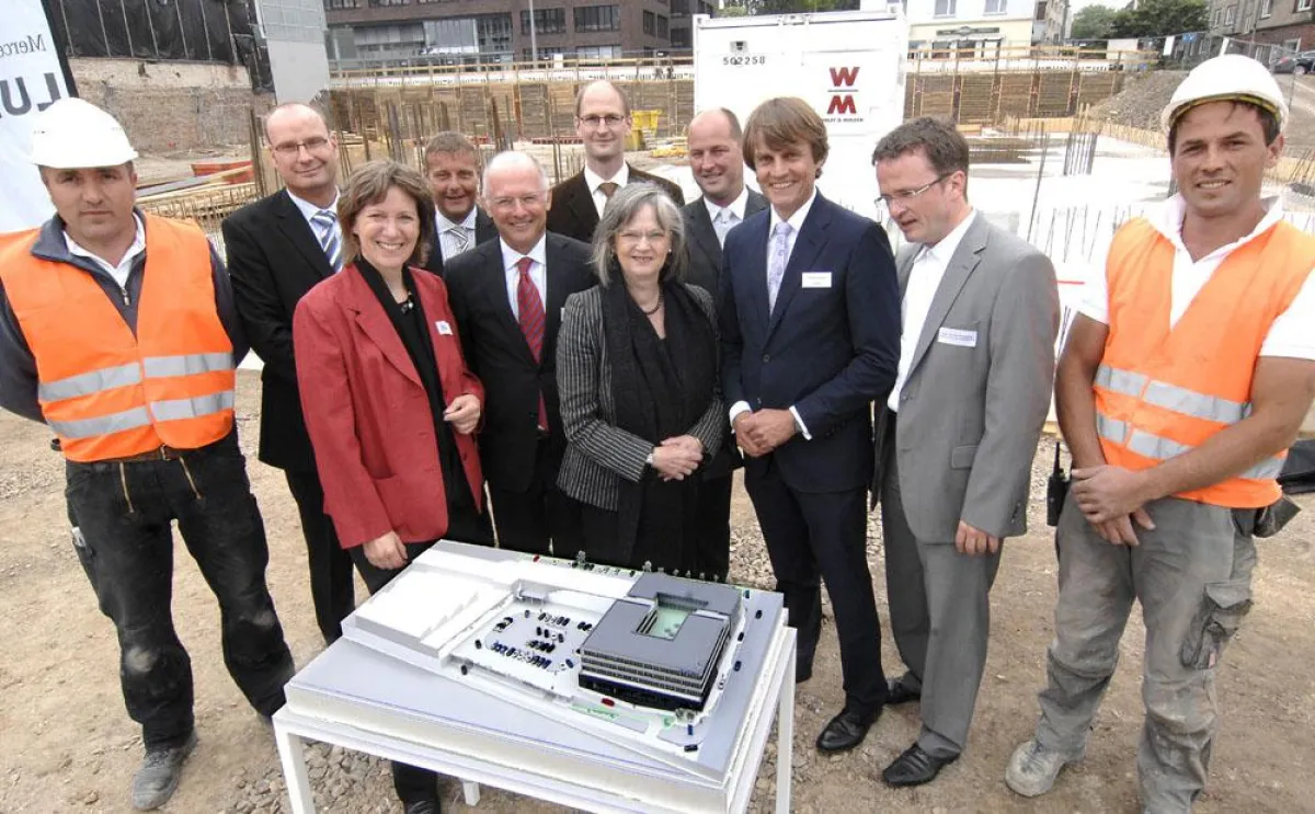 Grundsteinlegung LUEG Center Bochum: Die Gesellschafter Stefan und Christian Mahnert-Lueg (h.rechts) mit den Vorständen Jürgen Tauscher und Jörg Scharwald, Bochums OB Dr. Ottilie Scholz, Birgit Fische