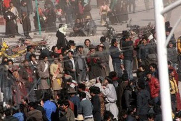 Tibetische Geschäftsfrau wegen Bekenntnis zu ihrer tibetischen Identität festgenommen Bild: Tibetische Geschäftsfrau wegen Bekenntnis zu ihrer tibetischen Identität festgenommen