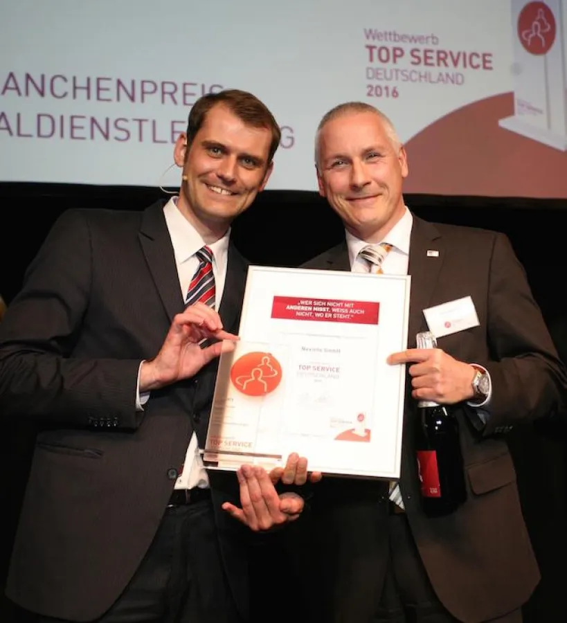 Kai Riedel von ServiceRating (l.) und Oliver Kantner von Nexinto bei der Verleihung. (Bild: Nexinto)
