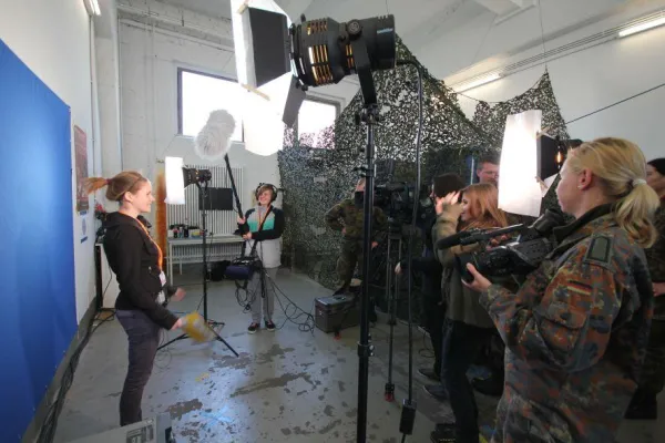 Bild: Entgegen dem „männer-typischen“ Bild der Bundeswehr - Schülerinnen aus der Region Koblenz im Medienbataillon