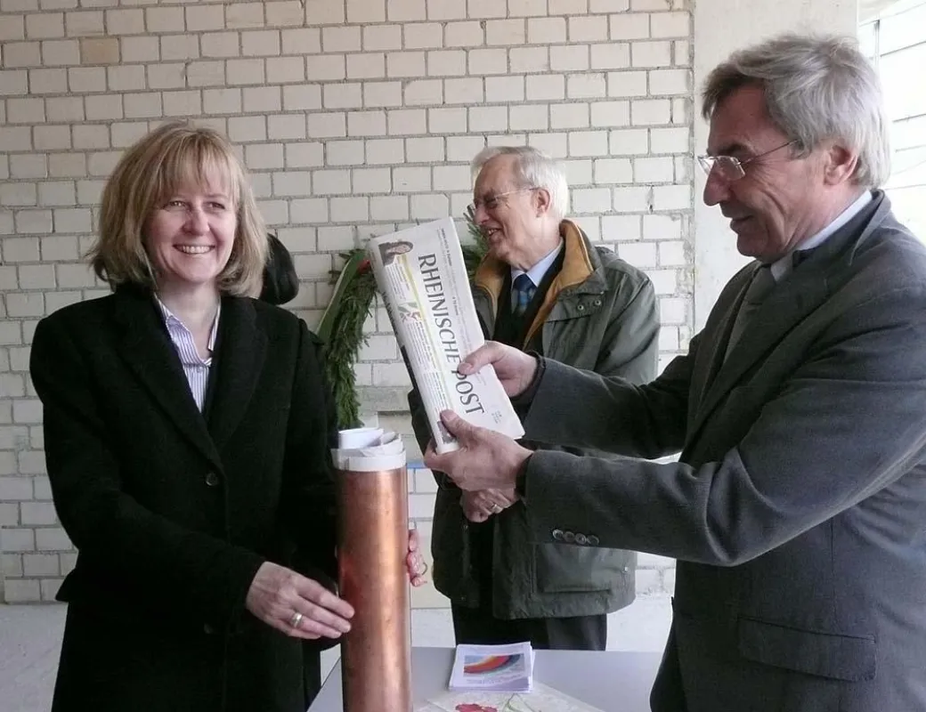 Ute Knoop, Geschäftsfüherin des St. Josefs Krankenhauses Hilden, und Karl-Heinz Kraft, Architekt, befüllen die Kapsel zur Grundsteinlegeung im Facharztzentrum Mediplus Hilden