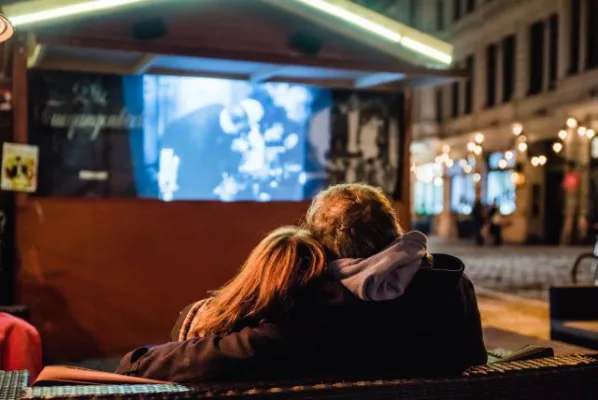 Bild: Winter-Film-Fest Nikolaiviertel: Zum Film gibt es Feuerzangenbowle gratis für alle mit Nachnamen „Pfeiffer“