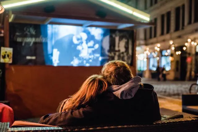 Bild: Winter-Film-Fest Nikolaiviertel: Zum Film gibt es Feuerzangenbowle gratis für alle mit Nachnamen „Pfeiffer“