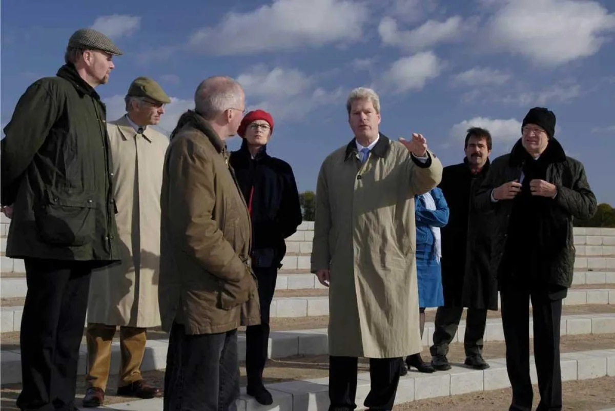 Lauschten interessiert den Ausführungen von Gartenschauchef Wolfgang Schoofs (Mitte): Die Staatssekretäre Ulrich Lorenz und Ernst-Wilhelm Rabius, Wolfgang Eitel vom Schleswiger Bauamt, Staatssekretäri