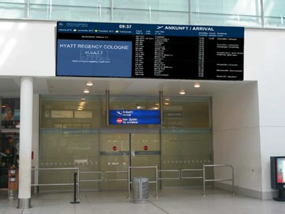 Steglos Plasma Wand zeigt Fluginformationen, Werbung u.v.m.