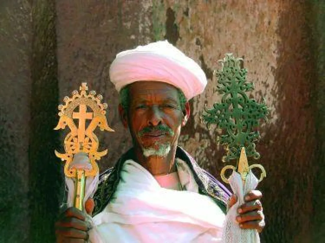 BU: Priester, Axum Foto: Wikinger Reisen. Abdruck honorarfrei, bitte nur mit Quellenangabe. Foto senden wir gern in hoher Auflösun