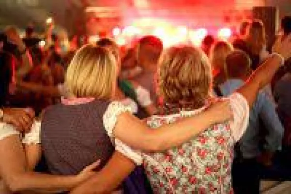 Bild: Zünftige Wiesn-Gaudi in Karlsruhe