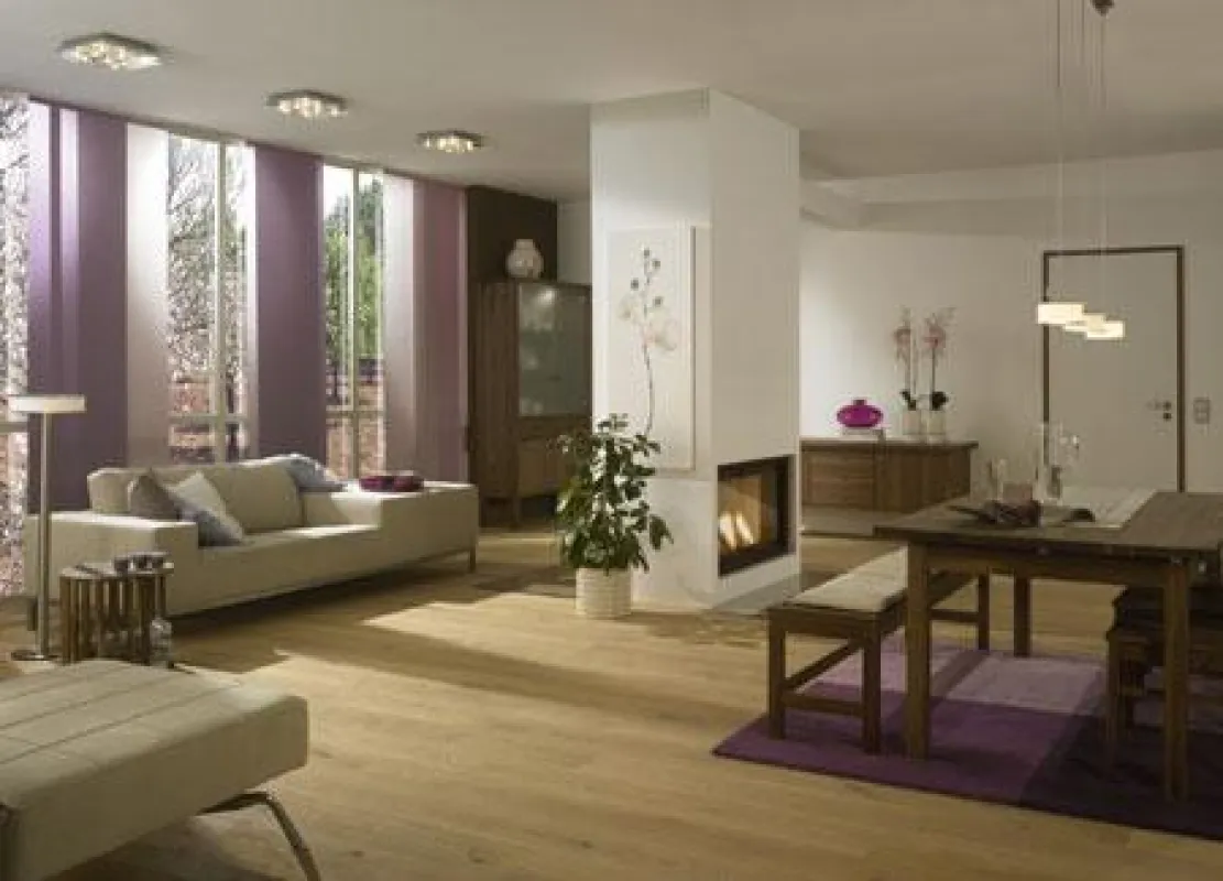 Das elegante Leuchtendesign von Decken, Pendel- und Stehleuchten unterstreicht die klare Linie der Wohnzimmereinrichtung. (Foto: licht.de)
