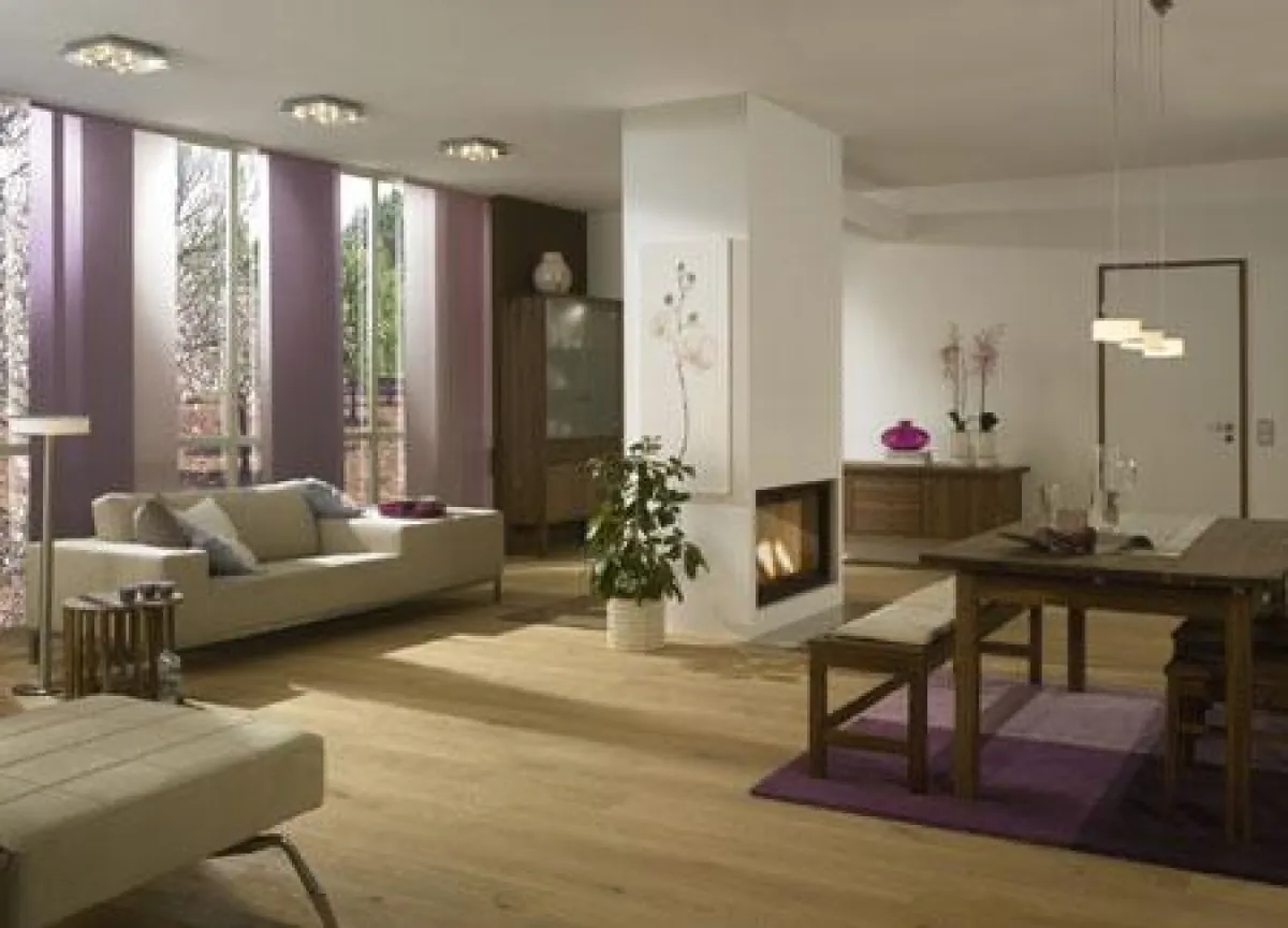 Das elegante Leuchtendesign von Decken, Pendel- und Stehleuchten unterstreicht die klare Linie der Wohnzimmereinrichtung. (Foto: licht.de)