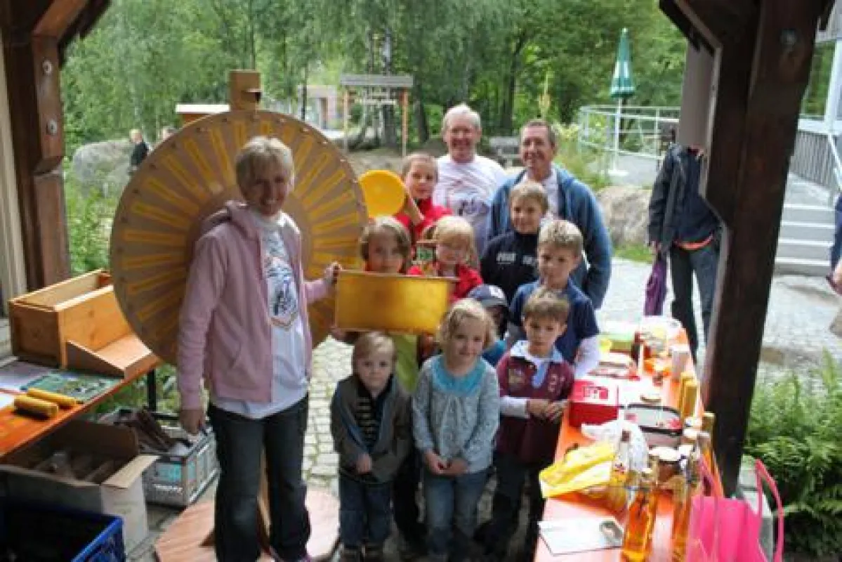 Kinder am Bienenstand / NaturVision
