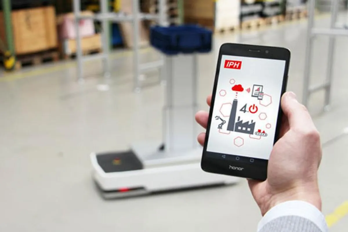 Per Tablet oder Smartphone Maschinen steuern: Die Digitalisierung ist in der Produktion angekommen und erleichtert den Arbeitsalltag.  (Quelle: IPH)