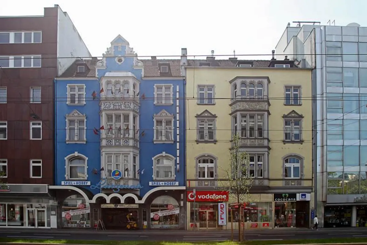 Die Lütgenau-Häuser an der Graf-Adolf-Str. gehören zu den alten Patrizierhäusern in Düsseldorf.
