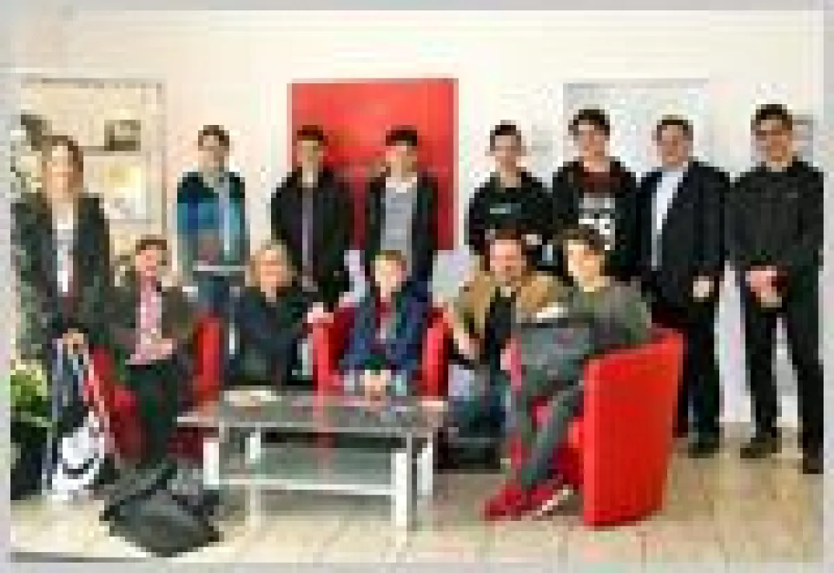 Das gemeinsame Gruppenfoto am Schluss rundete den Zukunftstag bei BEL NET ab.