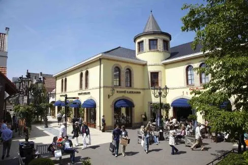 Bild: Designer Outlet Roermond: startet zur Eröffnung mit Charme und Humor ein 4-tägiges Unterhaltungsprogramm