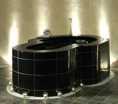 Körperformwanne aus Keramik Bild: Körperformwanne aus Keramik