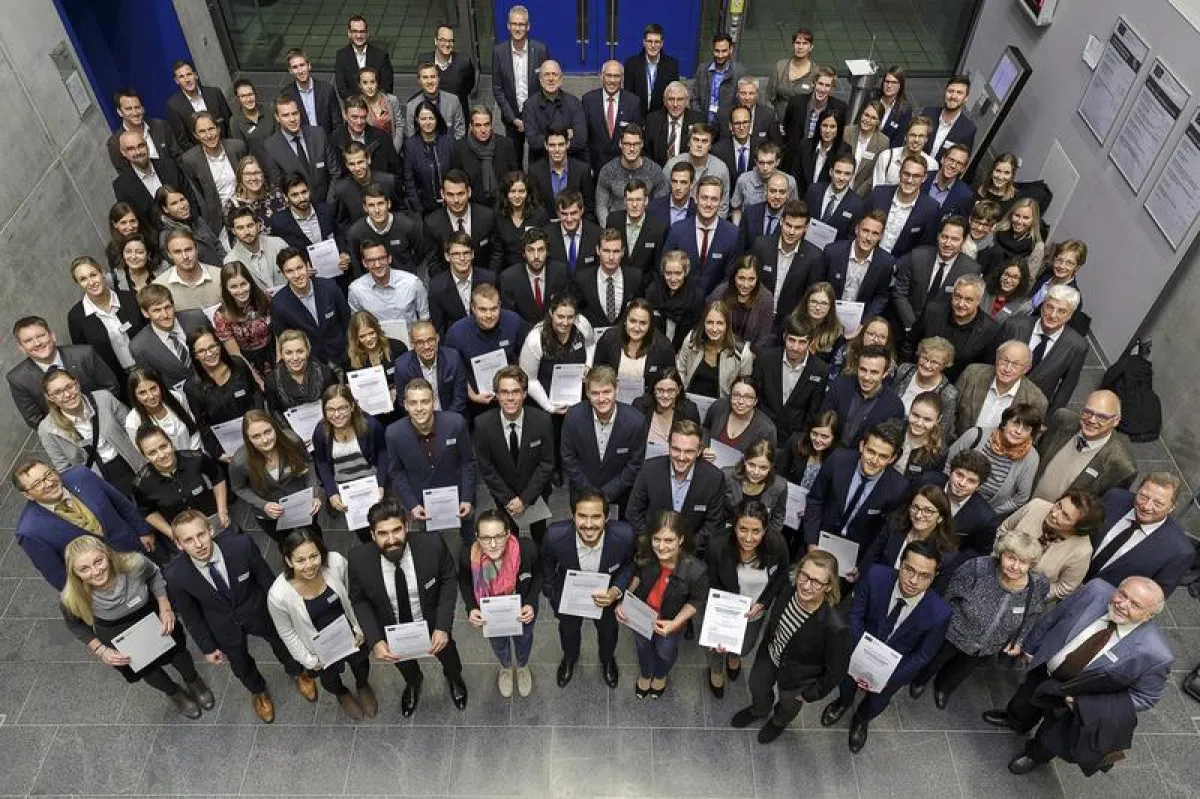 Die 71 Stipendiaten und 38 Förderer bei der Verleihung der Deutschlandstipendien an der OTH Regensburg.  (Foto: OTH Regensburg / Florian Hammerich)