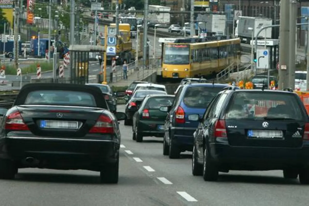 (c) Der ACE fordert eine Stärkung des Öffentlichen Personennahverkehrs (ÖPNV). Das sei besser,  als eine City-Maut einzuführen.