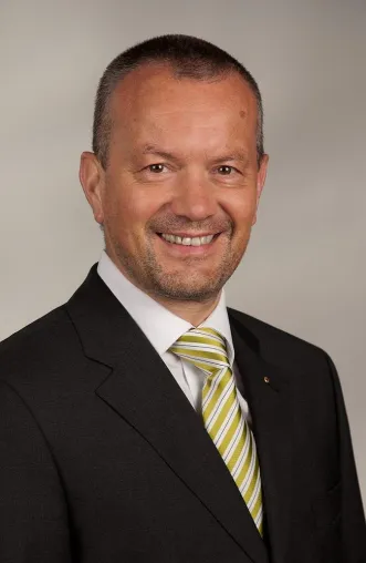 Abschied aus der Möbelbranche – Dr. Mehringer wird neuer Firmenchef bei „Muggergittermacher“ Bild: Abschied aus der Möbelbranche – Dr. Mehringer wird neuer Firmenchef bei „Muggergittermacher“