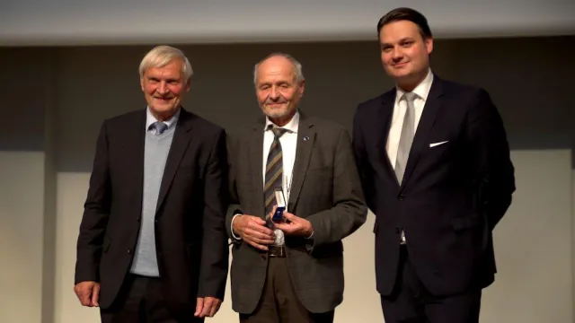Bild: Prof. Dr. Berndt Feuerbacher wird Ehrenmitglied der DGLR