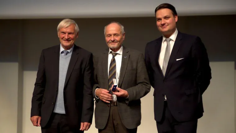Bild: Prof. Dr. Berndt Feuerbacher wird Ehrenmitglied der DGLR
