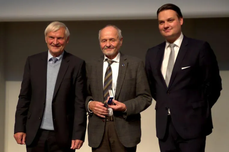 Bild: Prof. Dr. Berndt Feuerbacher wird Ehrenmitglied der DGLR
