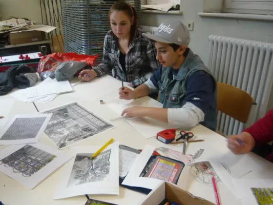 Bild: Refik-Veseli-Schule: Vorbild für Solidarität, Toleranz, Zivilcourage. Bauereignis: Schüler gestalten Schultor