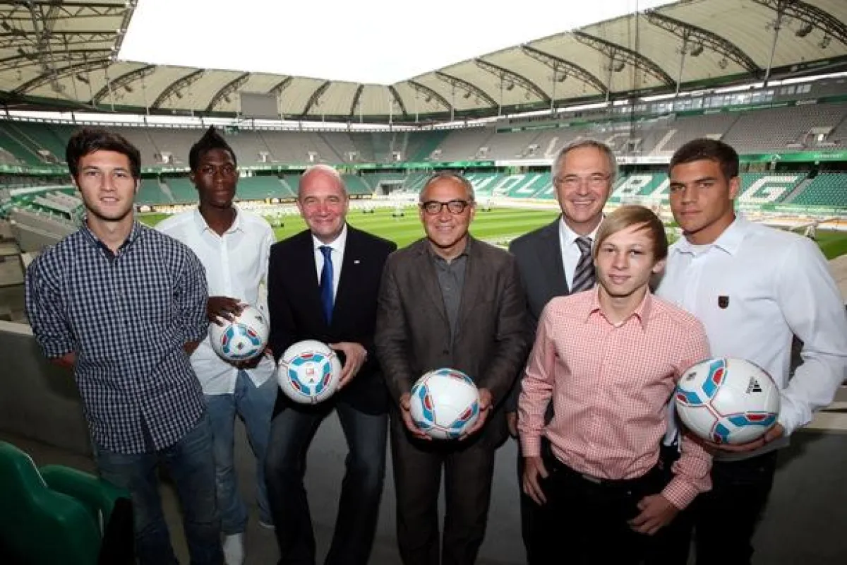 v.l. Niklas Eilbrecht und Dennis Bordom-Jusepeitis, Bernd Osterloh, Felix Magath, Wilfried Krüger, Felix Pitzner, Andac Gueleryuez