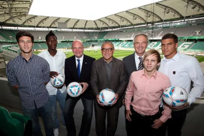 VfL Wolfsburg und AutoVision GmbH setzen erfolgreiche Ausbildungskooperation fort Bild: VfL Wolfsburg und AutoVision GmbH setzen erfolgreiche Ausbildungskooperation fort