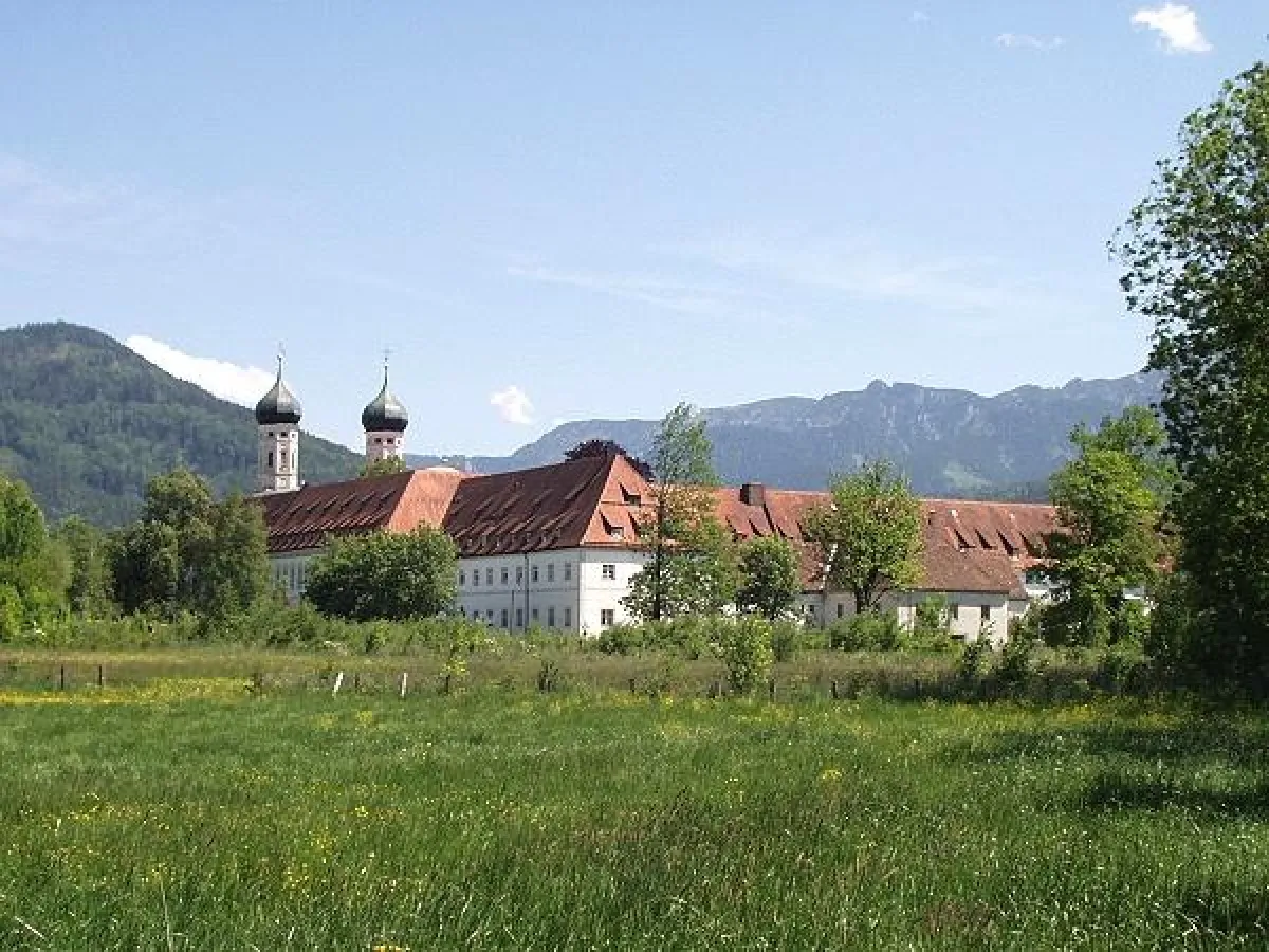 Das Kloster Benediktbeuern vor der 1.800 m hohen Benediktenwand.