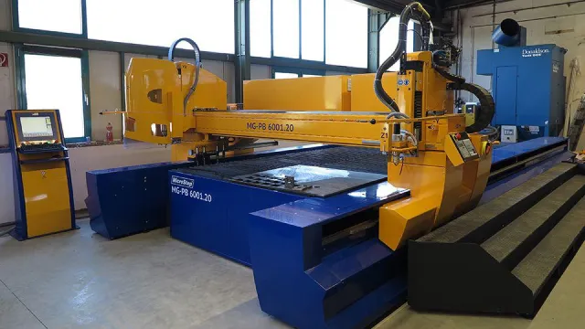 Bild: Neue Bohr-Plasmaschneidanlage von MicroStep: für Stahlbauer das Herzstück seiner Fertigung