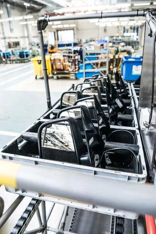 Hohe Variantenvielfalt in der Automobilproduktion: Viele Bauteile sind äußerlich für die Werker kaum zu unterscheiden. (© Fraunhofer IFF, Andreas Süß)