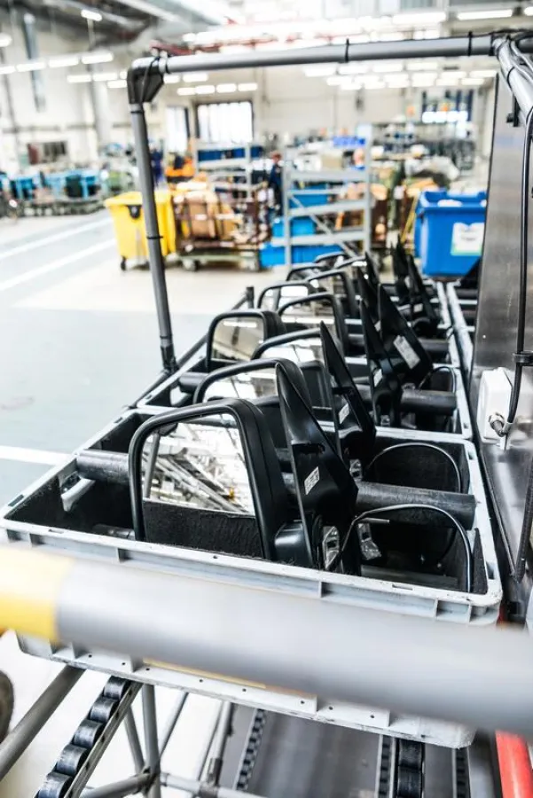 Hohe Variantenvielfalt in der Automobilproduktion: Viele Bauteile sind äußerlich für die Werker kaum zu unterscheiden. (© Fraunhofer IFF, Andreas Süß)