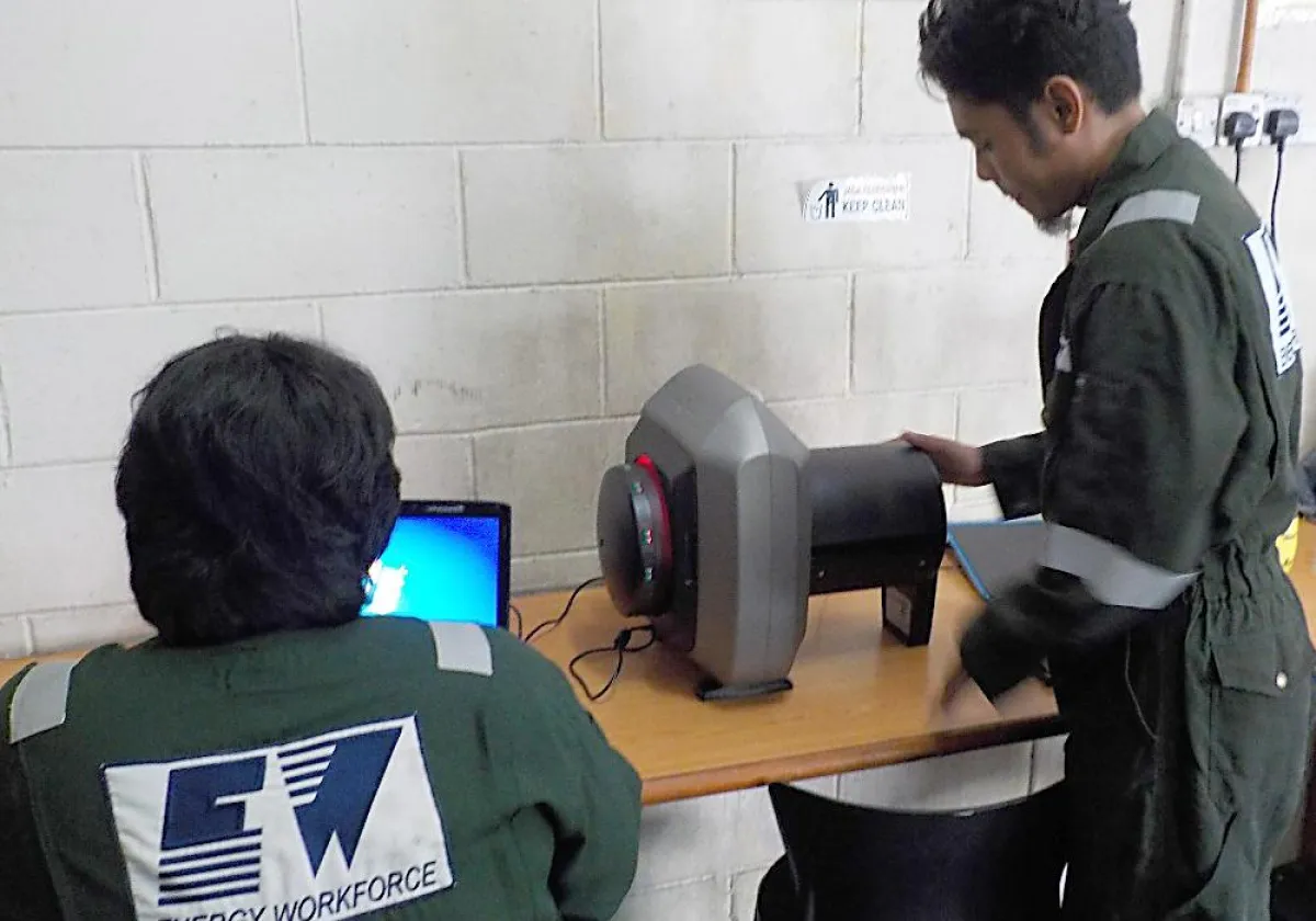 Prüfer von Energy Workfore mit dem CR 35 NDT und der Röntgeninspektionssoftware D-Tect