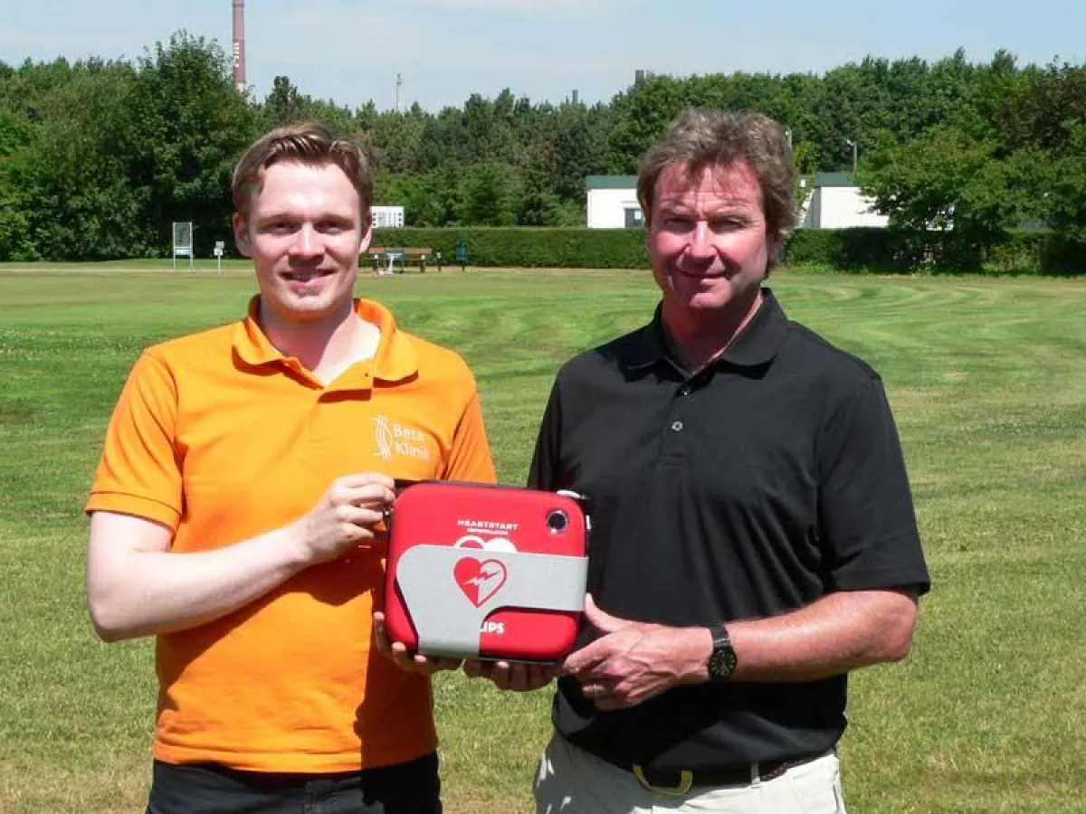 Michael Stohldreyer (Beta Klinik) übergibt Andy Clark (Clark´s Golfworld/Öffentliche Golfanlage in Köln) den Defibrillator