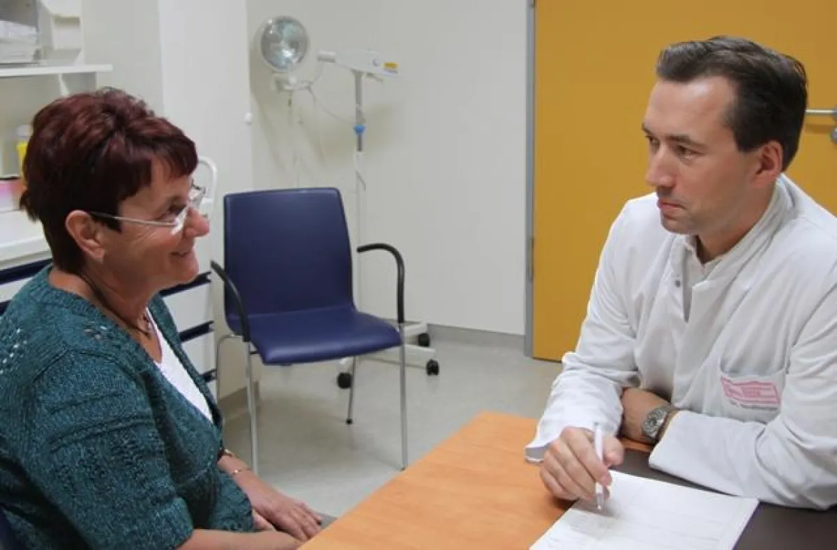 Dr. Carsten Straßberger im Gespräch mit einer erfolgreich behandelten Osteoporosepatientin