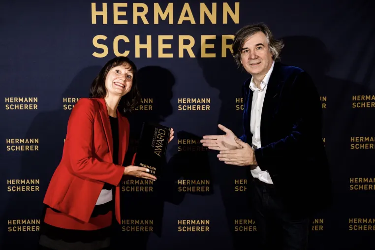 Bild: Lifecoach Rita Angarano holt mit ihren wertvollen Life Hacks den Excellence Award nach Freiburg