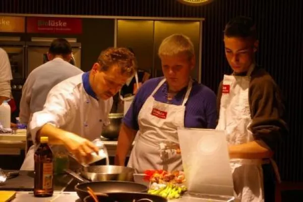 Bild: Schüler initiierte Kochkurs mit gewaltbereiten Jugendlichen - Spitzenköche engagierten sich bei „Kochen Gegen Gewalt“ gegen Perspektivlosigkeit