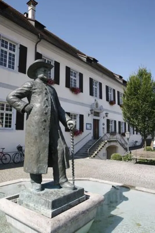 Das Denkmal von Pfarrer Heinrich Hansjakob ziert den Eingang des Hagnauer Rathauses.