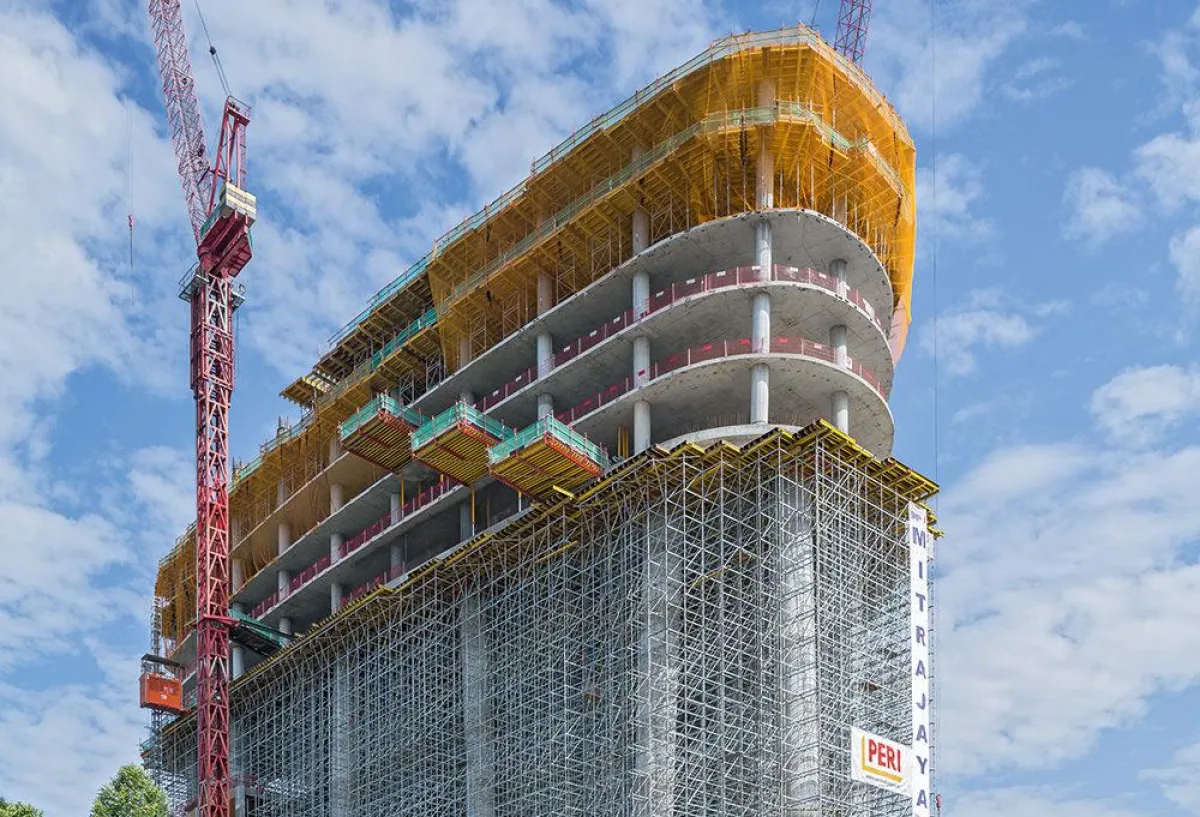 Auskragend montierte Ausfahrbühnen dienten als temporärer Lagerbereich.