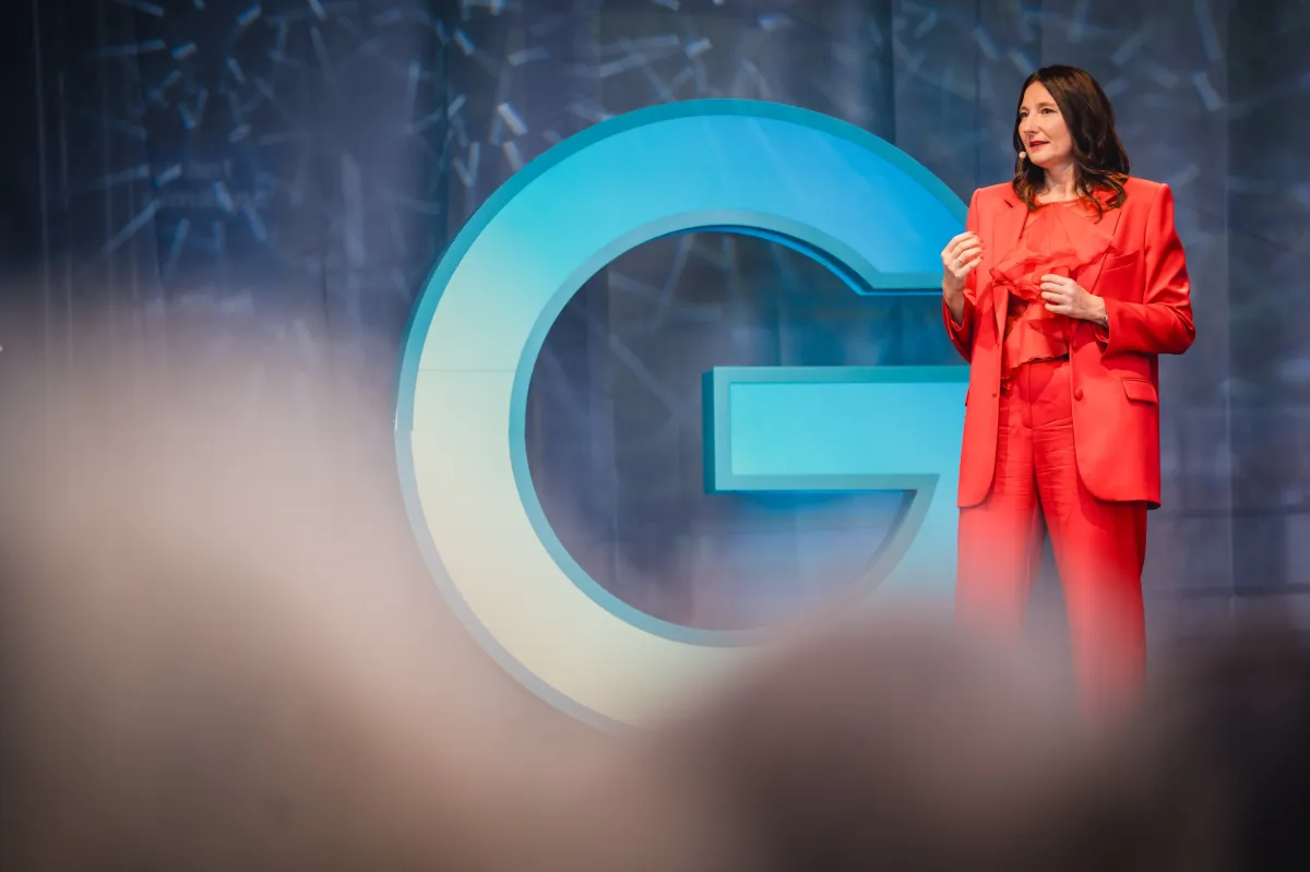 Rednerin Beate Glöser auf der Bühne (© Beate Glöser)