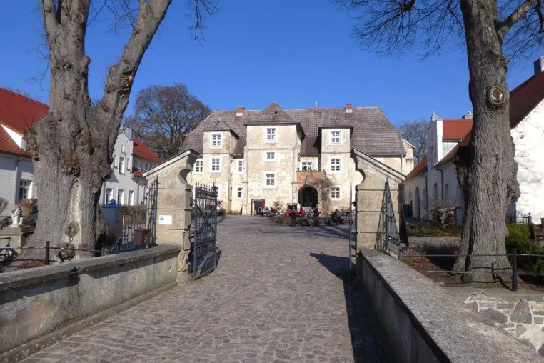 Ab April starten wieder die bunten Themen-Events auf Wasserschloss Mellenthin Bild: Ab April starten wieder die bunten Themen-Events auf Wasserschloss Mellenthin